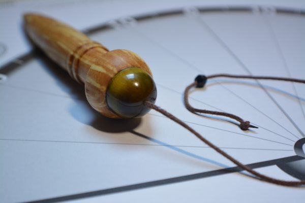 Pendule de radiesthésie : 11,5cm 29g, bois de charme et oeil de tigre - Fait-main – Image 6
