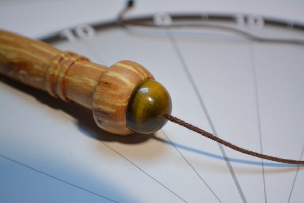 Pendule de radiesthésie : 11,5cm 29g, bois de charme et oeil de tigre - Fait-main – Image 9