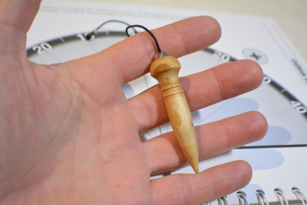 Pendule de radiesthésie : 7cm 15g, bois d'olivier et cristal de roche - Fait-main – Image 4