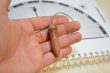 Pendule de radiesthésie : 5,5cm 12g, bois de genévrier et cristal de roche - Fait-main – Image 4