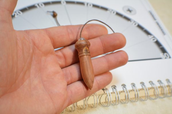 Pendule de radiesthésie : 5,5cm 12g, bois de genévrier et cristal de roche - Fait-main – Image 4