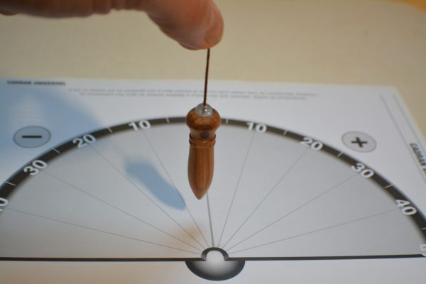 Pendule de radiesthésie : 5,5cm 12g, bois de genévrier et cristal de roche - Fait-main – Image 7