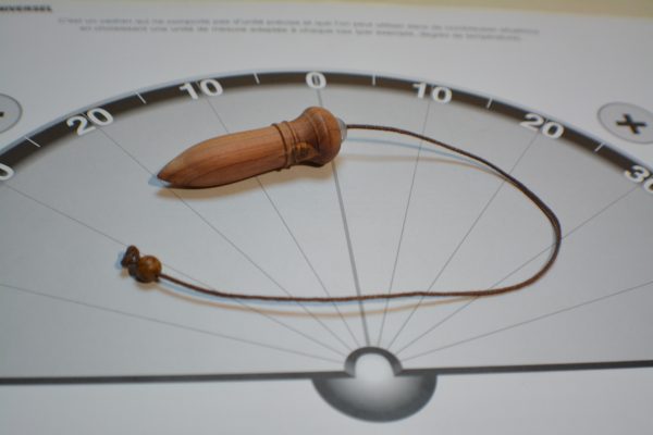 Pendule de radiesthésie : 5,5cm 12g, bois de genévrier et cristal de roche - Fait-main – Image 9