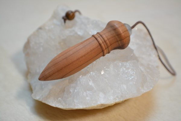 Pendule de radiesthésie : 5,5cm 12g, bois de genévrier et cristal de roche - Fait-main – Image 10