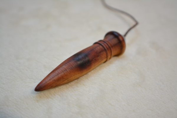 Pendule de radiesthésie : 6cm 10g, bois de genévrier et cristal de roche - Fait-main – Image 4