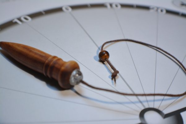 Pendule de radiesthésie : 6cm 10g, bois de genévrier et cristal de roche - Fait-main – Image 6
