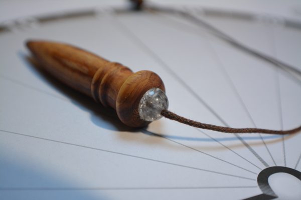 Pendule de radiesthésie : 6cm 10g, bois de genévrier et cristal de roche - Fait-main – Image 10