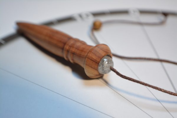 Pendule de radiesthésie : 7,5cm 15g, bois de genévrier et cristal de roche - Fait-main – Image 7