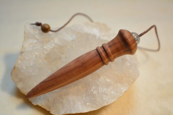 Pendule de radiesthésie : 7,5cm 15g, bois de genévrier et cristal de roche - Fait-main – Image 10
